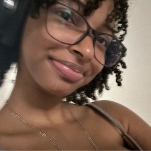 Meet your Posher, Elise